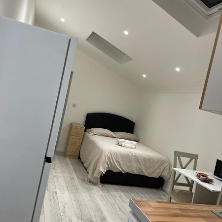 Studio Room Next To Gatwick Crawley  Buitenkant foto