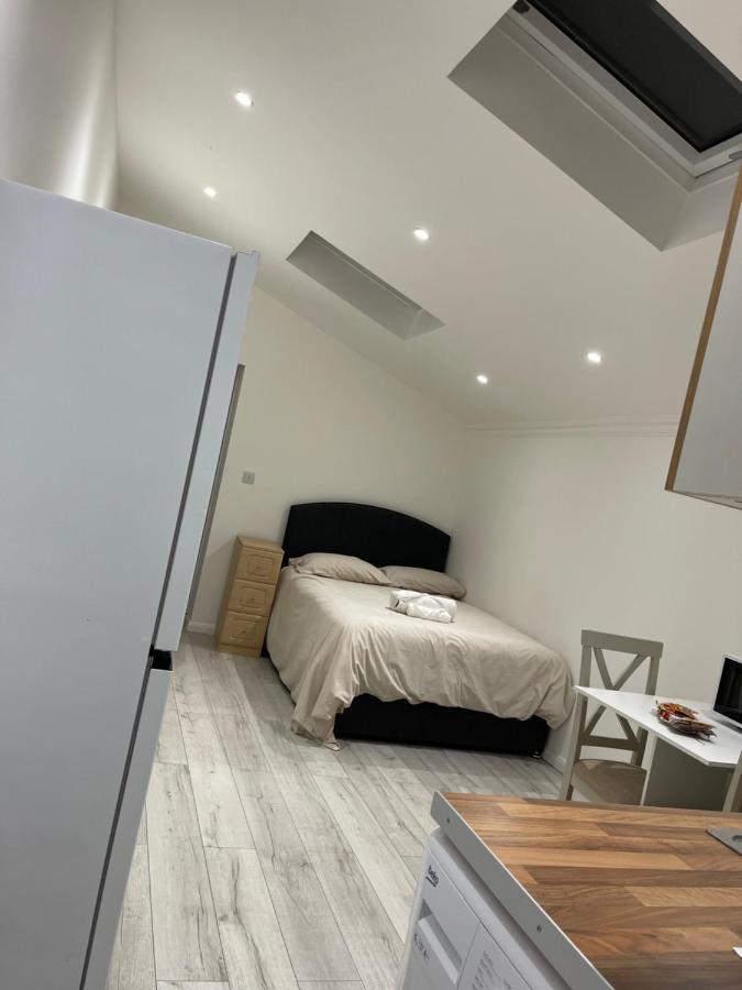 Studio Room Next To Gatwick Crawley  Buitenkant foto