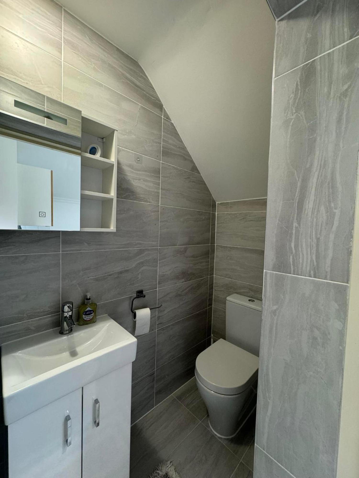 Studio Room Next To Gatwick Crawley  Buitenkant foto