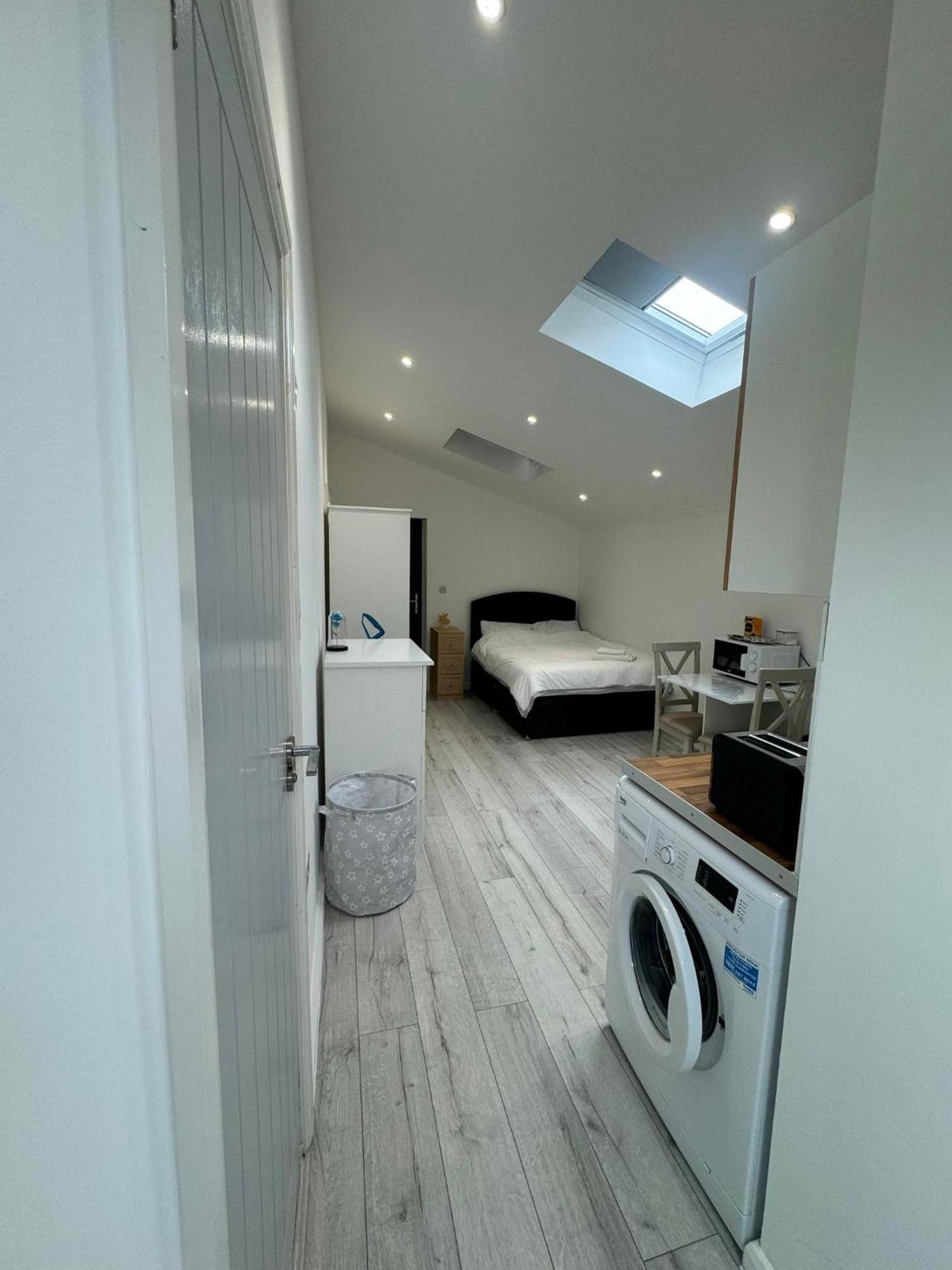 Studio Room Next To Gatwick Crawley  Buitenkant foto
