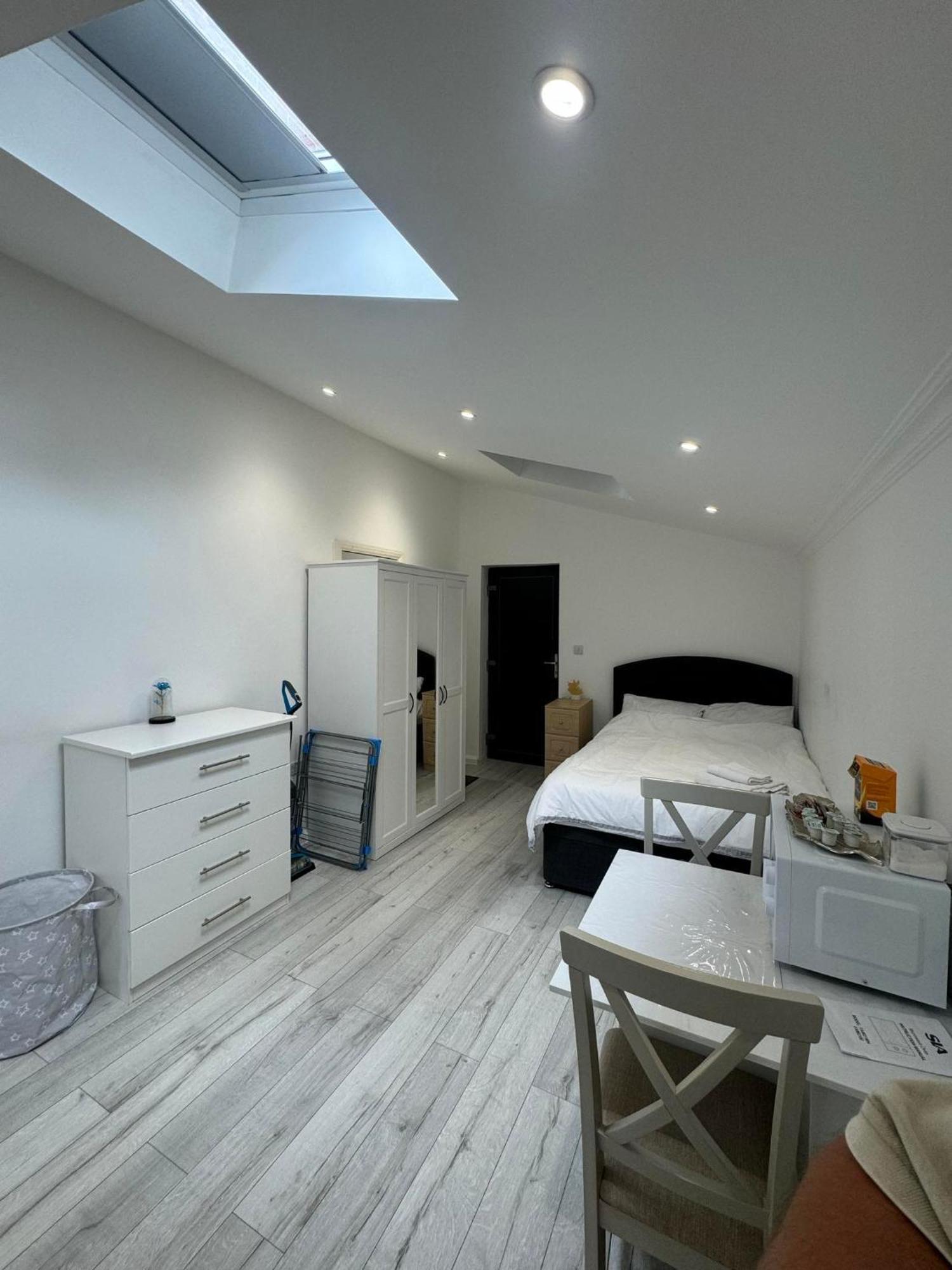 Studio Room Next To Gatwick Crawley  Buitenkant foto