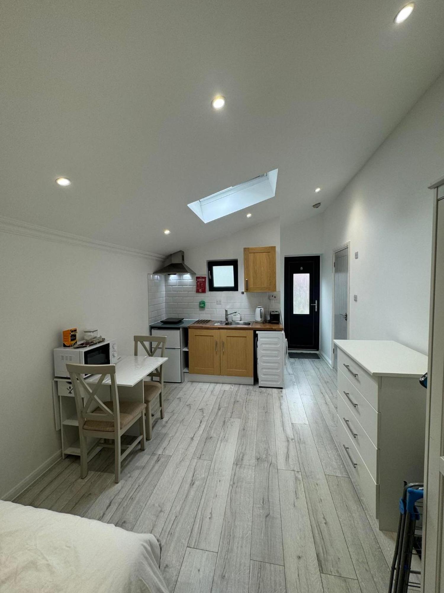 Studio Room Next To Gatwick Crawley  Buitenkant foto